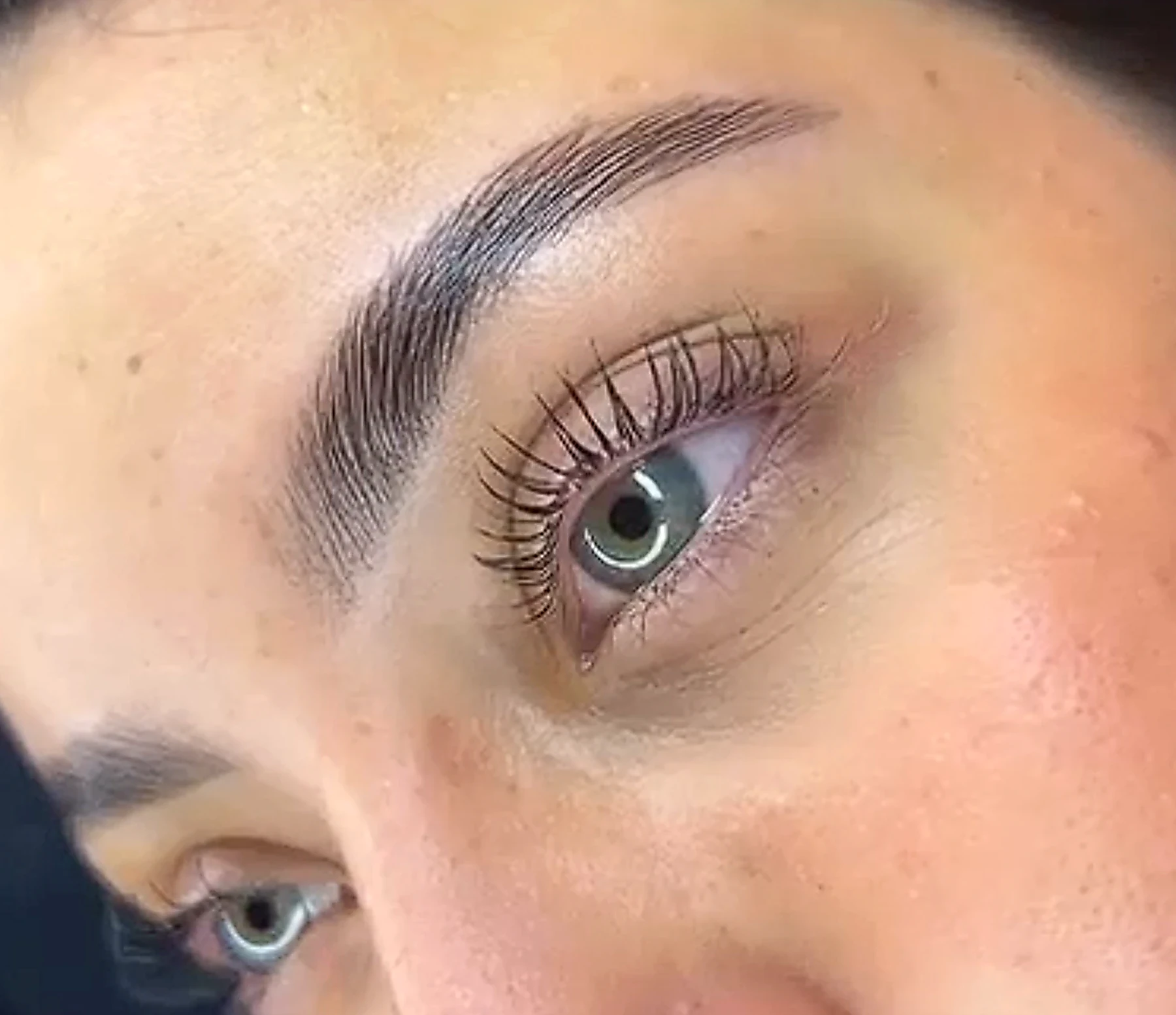 Resultado de lash lifting em cílios naturais
