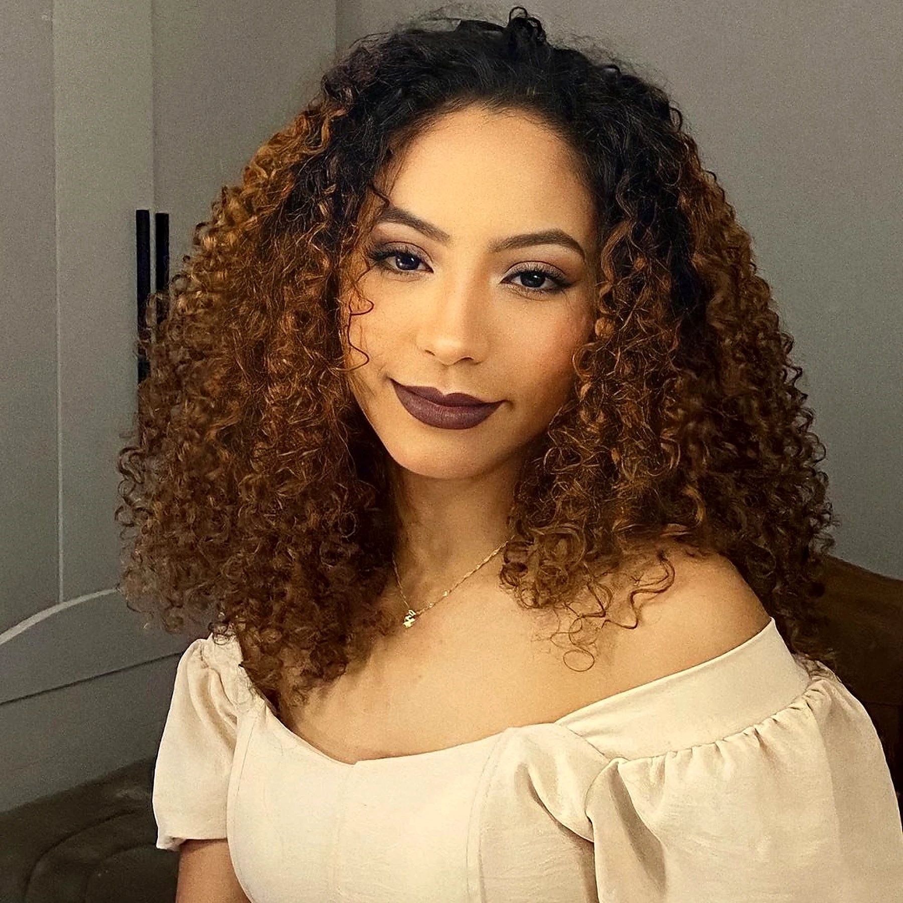 Nicole Carvalho, profissional de cílios e sobrancelhas